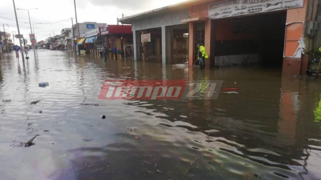 Πάτρα: Προβλήματα από την κακοκαιρία – Η θάλασσα βγήκε στον δρόμο (εικόνες)-1