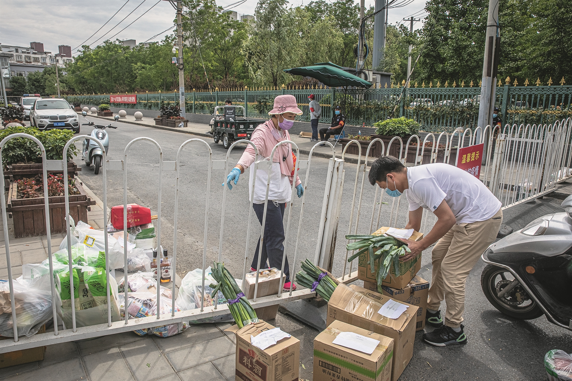 αδειάζουν-τα-ράφια-των-σούπερ-μάρκετ-ο-561570574