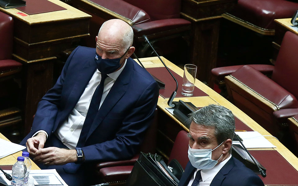 κιναλ-ανταλλάσσουν-πυρά-παπανδρέου-561603520