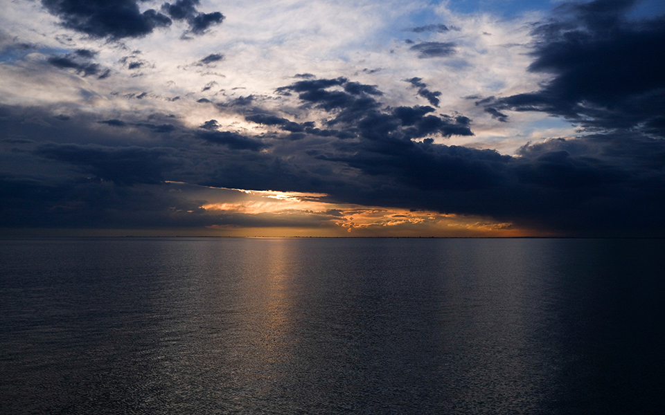 καιρός-ισχυροί-άνεμοι-και-πτώση-της-θε-561581266