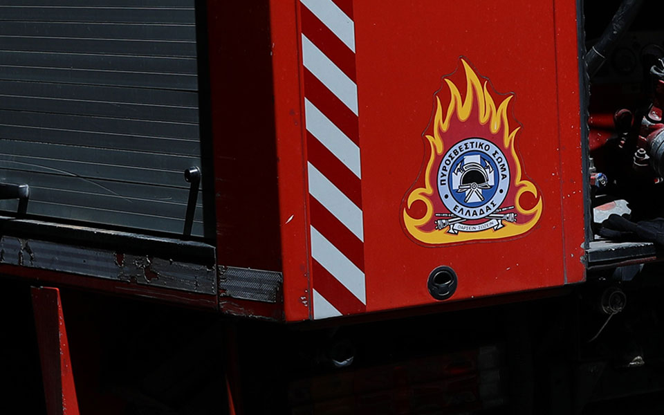 ύποπτοι-φάκελοι-σε-γραφεία-στο-παγκ-561581779