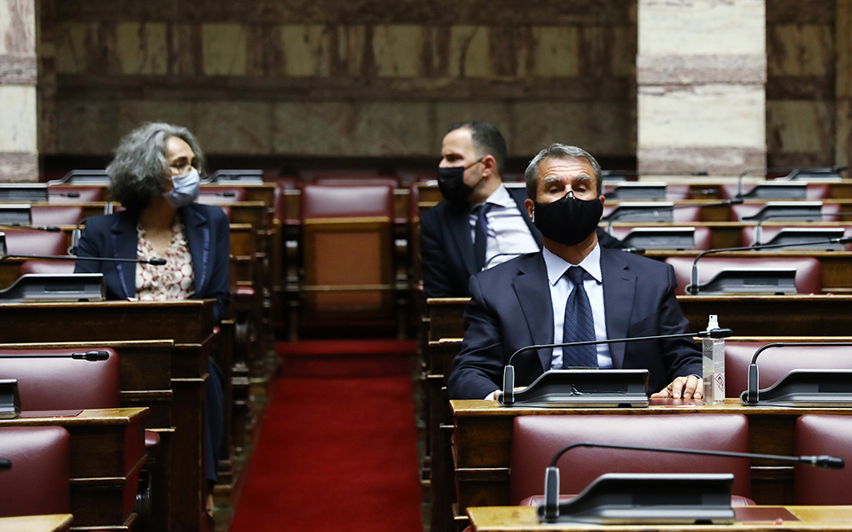 κιναλ-κραδασμοί-πριν-από-τις-κάλπες-561583048