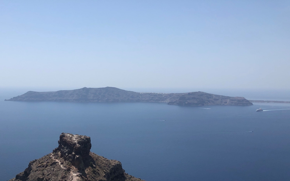 ηφαίστειο-σαντορίνης-στο-μικροσκόπ-561576313