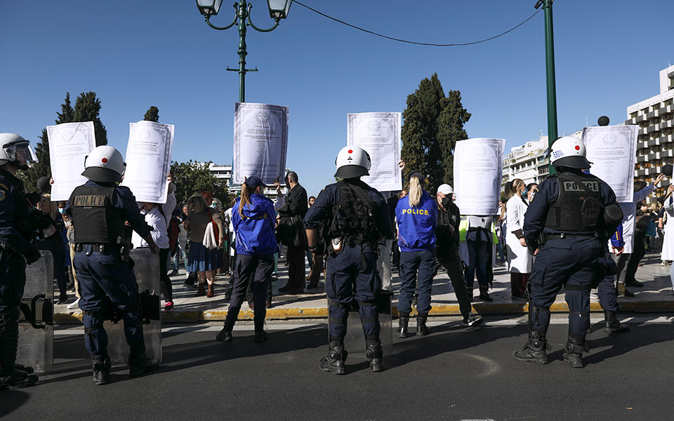 Από την άρνηση της πανδημίας στο «όχι σε όλα» – Εξι καθηγητές μιλούν και γράφουν στην «Κ»-1