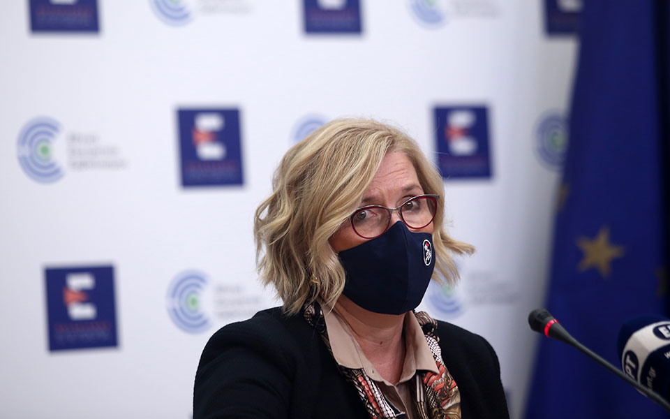 θεωρείο-πρόταση-έκπληξη-από-μίνα-γκάγ-561583285