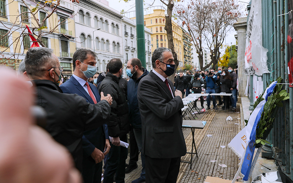 Ένταση και επεισόδια στο Πολυτεχνείο (εικόνες – βίντεο)-1