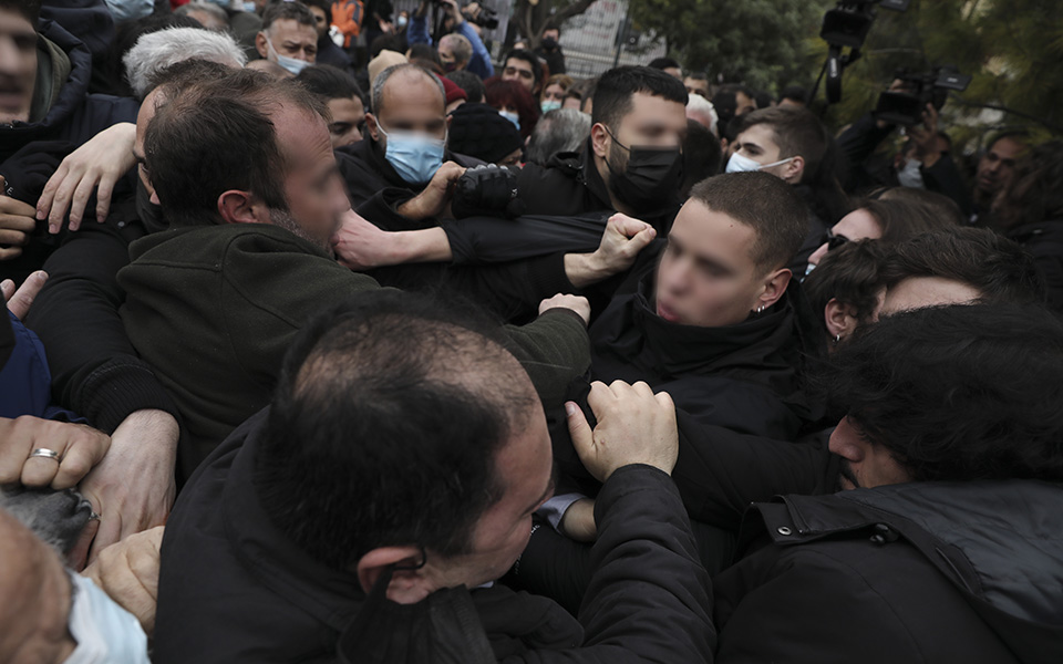 Ένταση και επεισόδια στο Πολυτεχνείο (εικόνες – βίντεο)-3