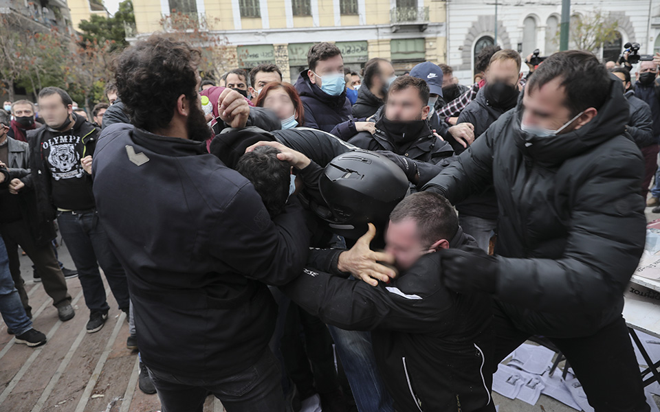 Ένταση και επεισόδια στο Πολυτεχνείο (εικόνες – βίντεο)-2