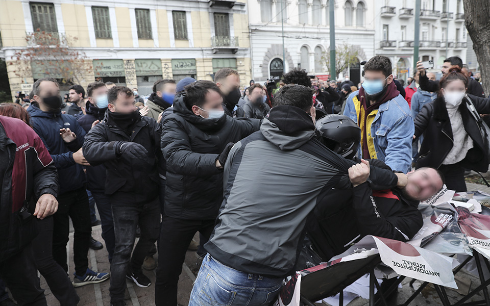 Σε εξέλιξη η πορεία για το Πολυτεχνείο – Κλειστοί δρόμοι στο κέντρο της Αθήνας-9