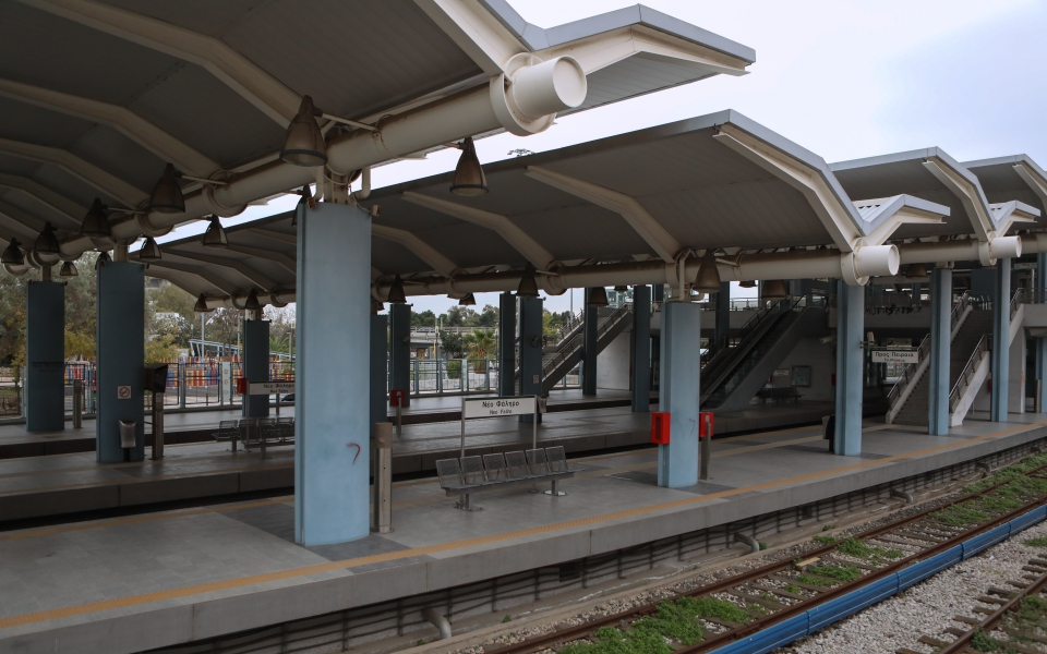 στάση-εργασίας-σε-μετρό-ηλεκτρικό-και-561592033