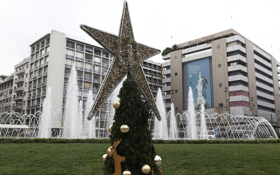 Χριστούγεννα 2021: Στολίστηκε το χριστουγεννιάτικο δέντρο στο Σύνταγμα (εικόνες)-3