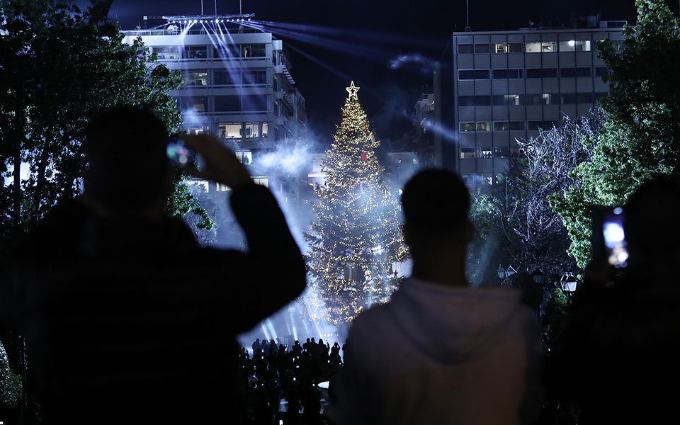 Χριστούγεννα 2021: Φωταγωγήθηκε το δέντρο στο Σύνταγμα (εικόνες)-4