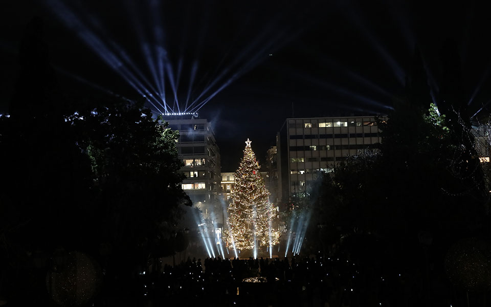 Χριστούγεννα 2021: Φωταγωγήθηκε το δέντρο στο Σύνταγμα (εικόνες)-1