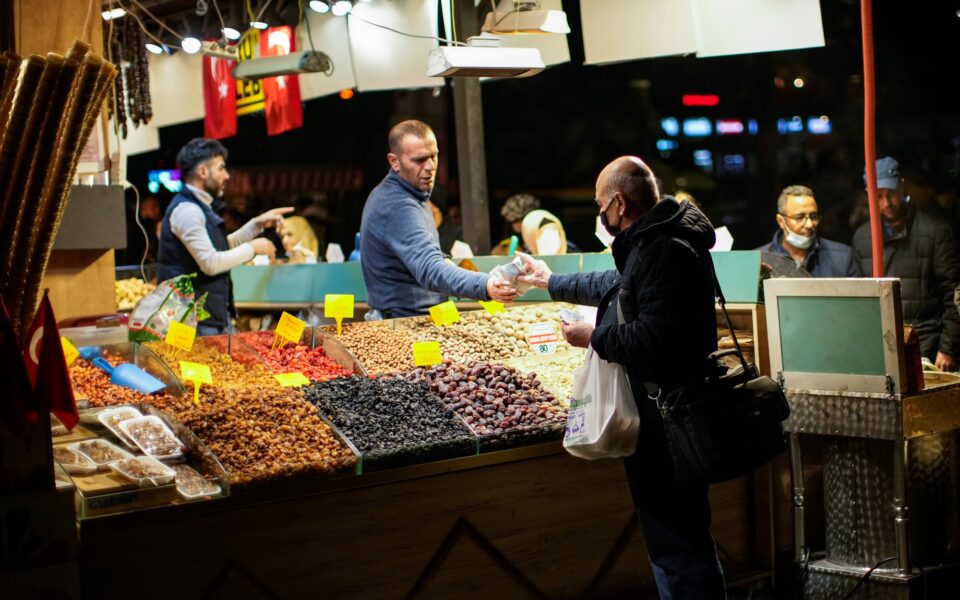 τουρκία-στην-ουρά-για-ένα-καρβέλι-ψωμί-561606682
