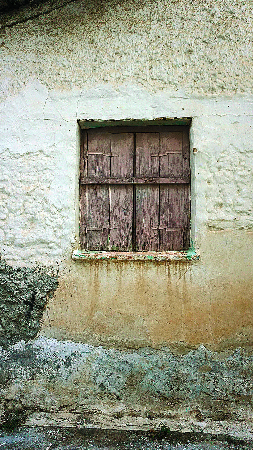ενα-παράθυρο-της-καισαριανής-ένας-βωμ-561573994