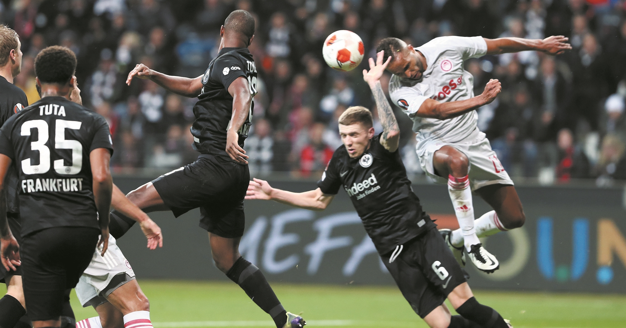 με-τη-δύναμη-της-έδρας-τους-ολυμπιακός-561570385