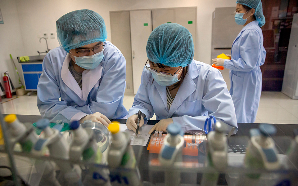 κορωνοϊός-νέα-όπλα-τα-χάπια-pfizer-και-merck-561575341