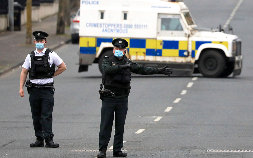 βόρεια-ιρλανδία-ένοπλοι-έβαλαν-φωτιά-561566293