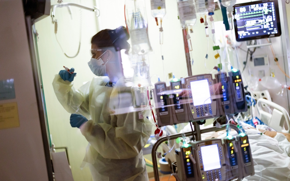 καλπάζει-η-πανδημία-με-6-700-νέα-κρούσματα-561568036