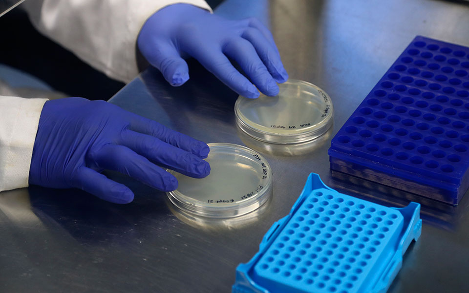 κορωνοϊός-ενθαρρυντικά-αποτελέσματ-561565828