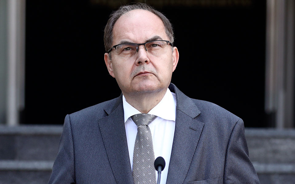 με-διάσπαση-και-σύρραξη-απειλείται-561569125