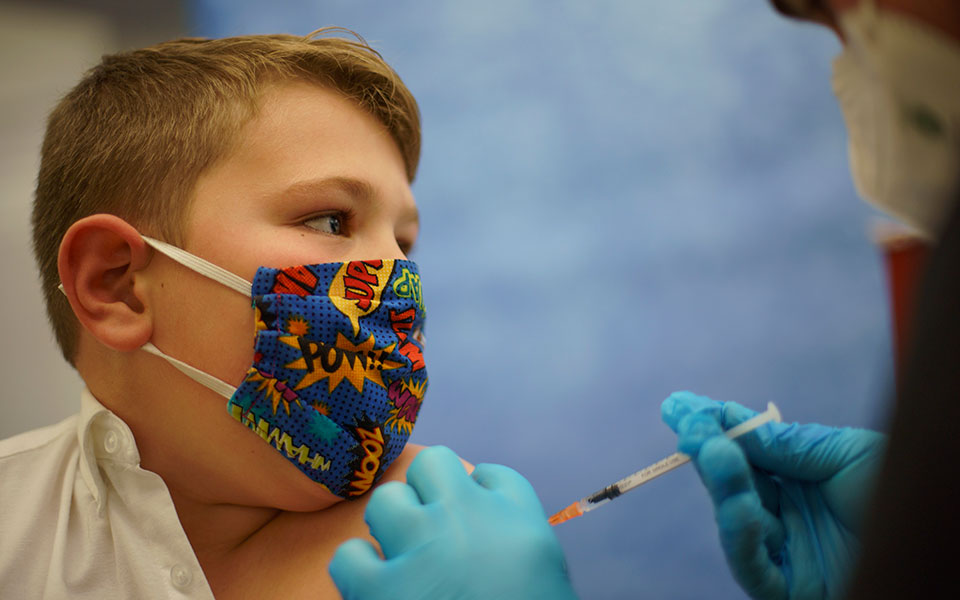 Κορωνοϊός – NYT: Πώς τα εμβολιασμένα παιδιά γίνονται «ασπίδα» για τις οικογένειες-2