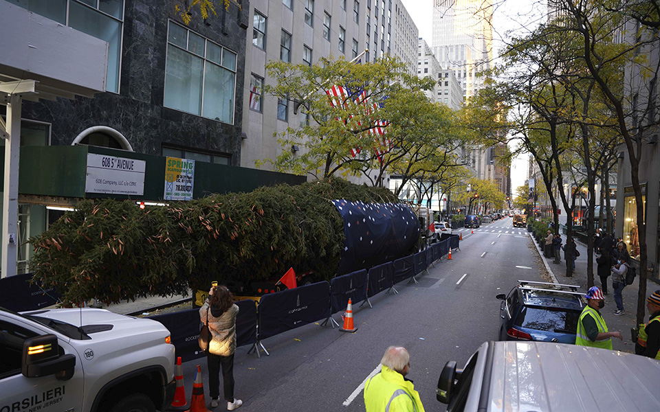 Χριστούγεννα στη Νέα Υόρκη: Ετοιμασίες για τον στολισμό του δέντρου στο Ροκφέλερ (εικόνες)-4