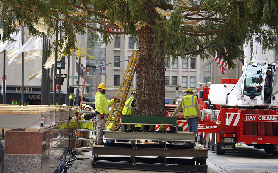 Χριστούγεννα στη Νέα Υόρκη: Ετοιμασίες για τον στολισμό του δέντρου στο Ροκφέλερ (εικόνες)-5