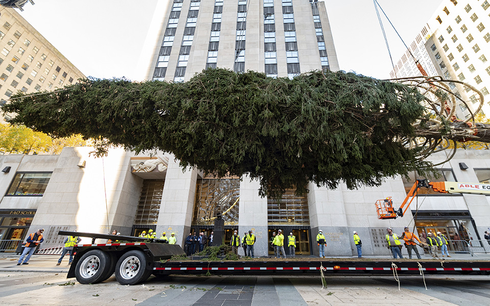 Χριστούγεννα στη Νέα Υόρκη: Ετοιμασίες για τον στολισμό του δέντρου στο Ροκφέλερ (εικόνες)-2