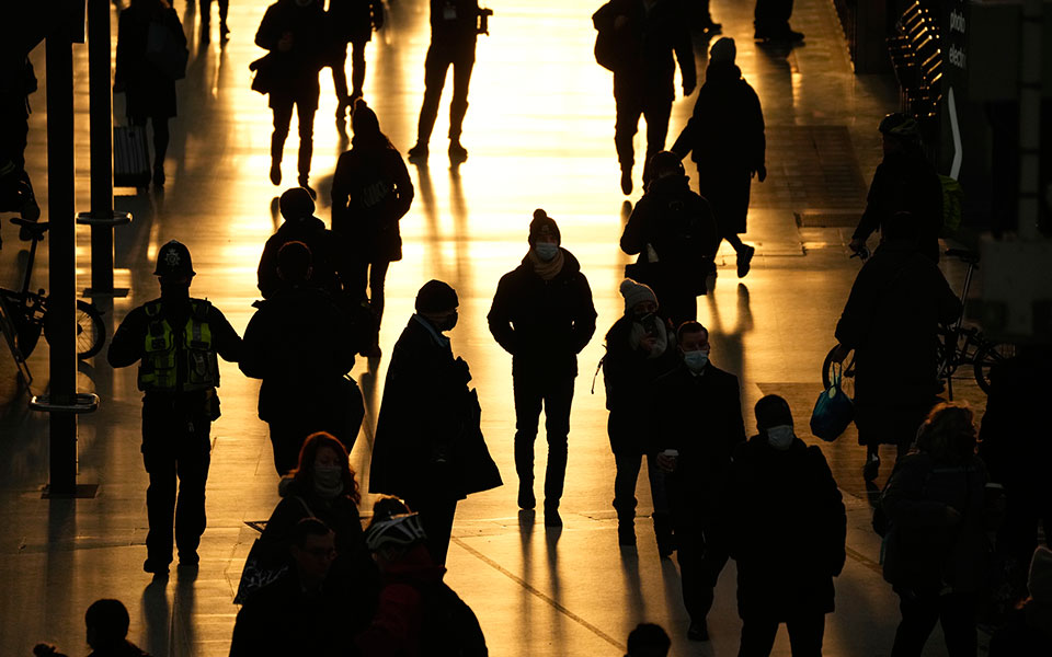 ceo-moderna-πολύ-μεταδοτική-η-όμικρον-σε-2-6-εβδ-561607339