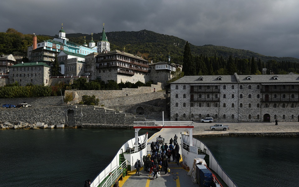 Αγιορείτες μοναχοί: «Ο Θεός κατευθύνει τους επιστήμονες να μας προστατεύουν» (εικόνες)-3