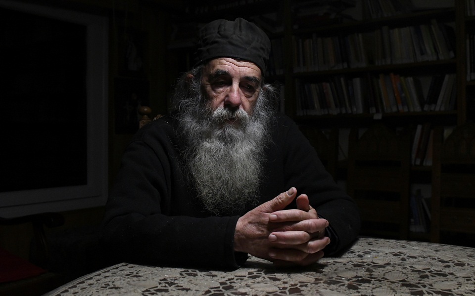 Αγιορείτες μοναχοί: «Ο Θεός κατευθύνει τους επιστήμονες να μας προστατεύουν» (εικόνες)-2