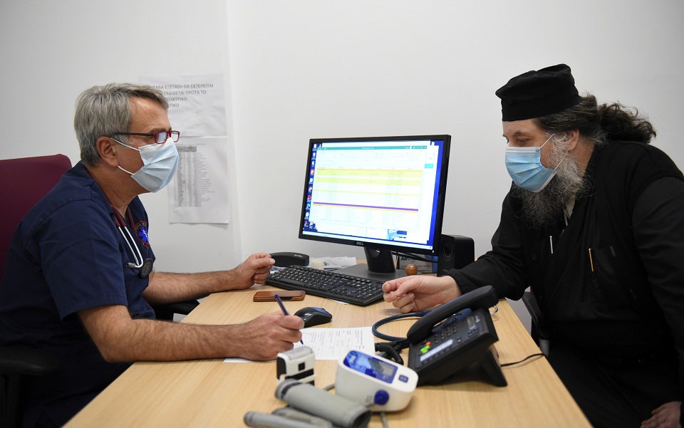 Αγιορείτες μοναχοί: «Ο Θεός κατευθύνει τους επιστήμονες να μας προστατεύουν» (εικόνες)-7