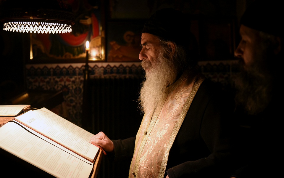 Αγιορείτες μοναχοί: «Ο Θεός κατευθύνει τους επιστήμονες να μας προστατεύουν» (εικόνες)-4