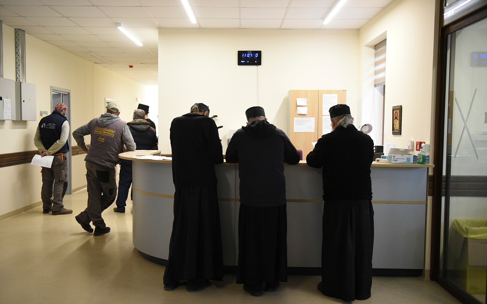 Αγιορείτες μοναχοί: «Ο Θεός κατευθύνει τους επιστήμονες να μας προστατεύουν» (εικόνες)-6