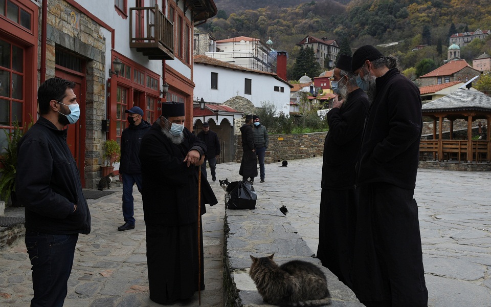 Αγιορείτες μοναχοί: «Ο Θεός κατευθύνει τους επιστήμονες να μας προστατεύουν» (εικόνες)-5