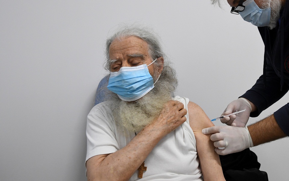 Αγιορείτες μοναχοί: «Ο Θεός κατευθύνει τους επιστήμονες να μας προστατεύουν» (εικόνες)-8