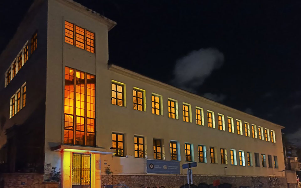 Στα πορτοκαλί «ντύθηκαν» κτίρια της χώρας σε μήνυμα κατά της έμφυλης βίας-2