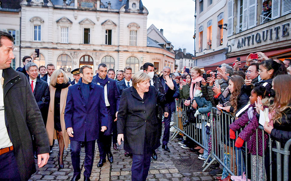 Αποχαιρετισμός στη Μέρκελ με κρασί και λουλούδια-1