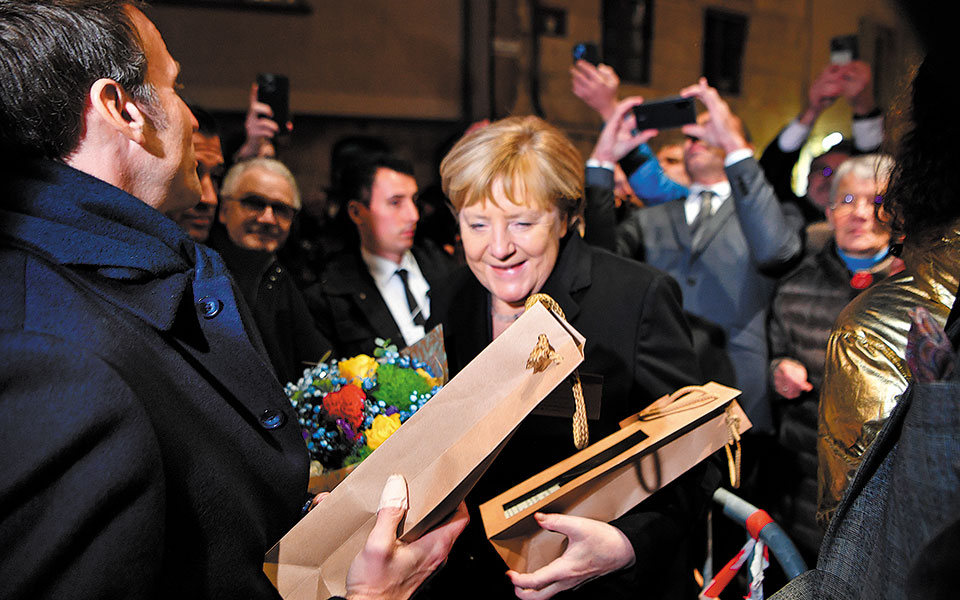 αποχαιρετισμός-στη-μέρκελ-με-κρασί-κα-561570688