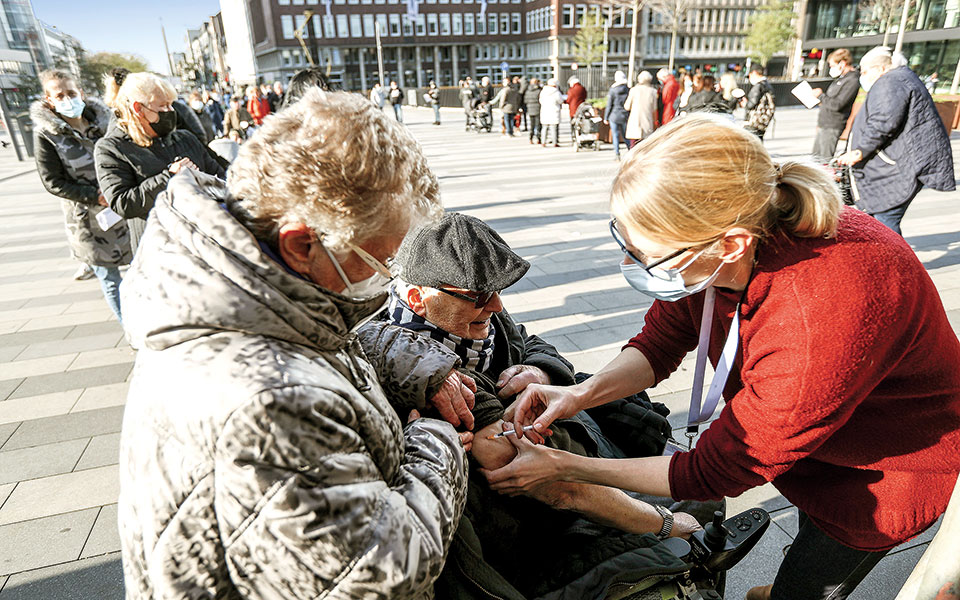 παρήλθε-η-δωδεκάτη-ώρα-στην-ευρώπη-για-561585394