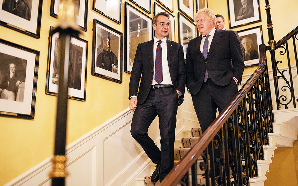 Τσάι και… Γλυπτά στο Λονδίνο – Τι συζήτησαν Μητσοτάκης, Τζόνσον-1