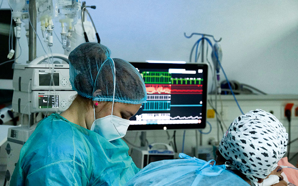 κορωνοϊός-4-500-κρούσματα-σήμερα-9-θάνατοι-561589894