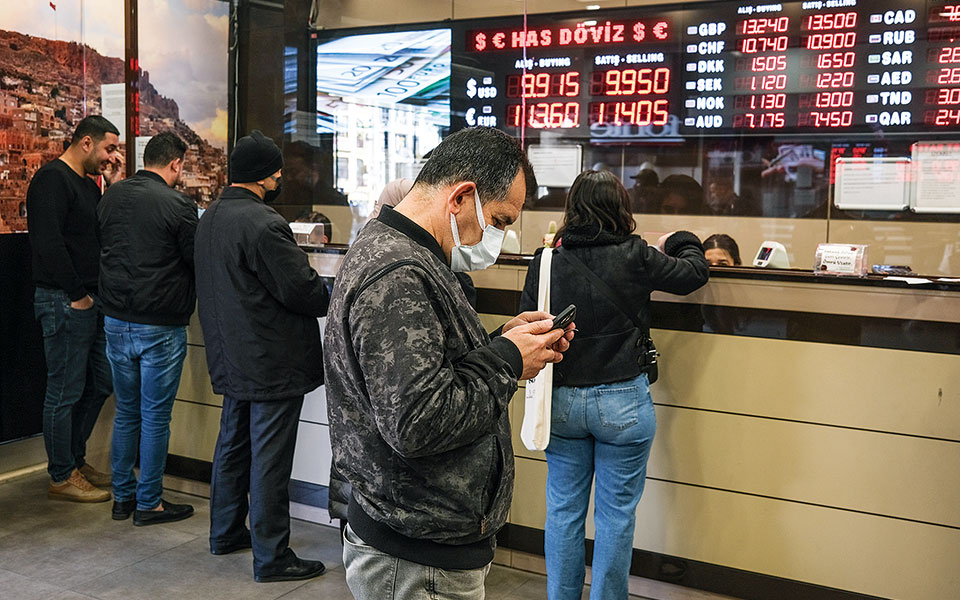 τουρκία-βάζει-χέρι-στα-αποθέματα-συ-561591925