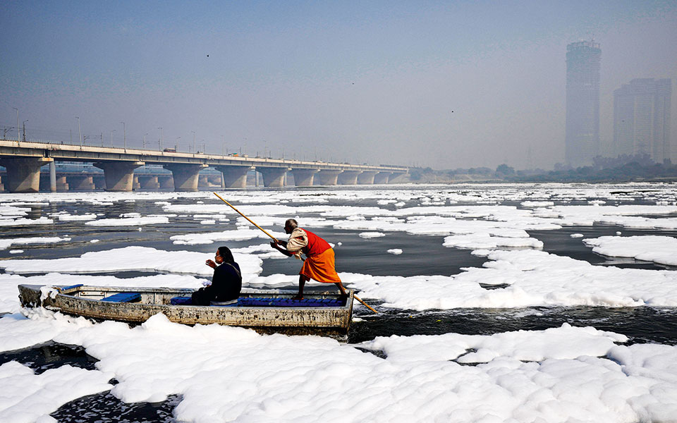 τοξικός-αφρός-και-νέφος-πνίγουν-την-561591868