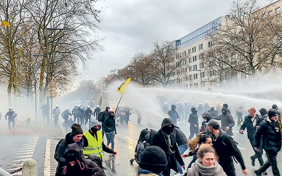 κορωνοϊός-αναταραχές-στην-ευρώπη-λόγ-561598519