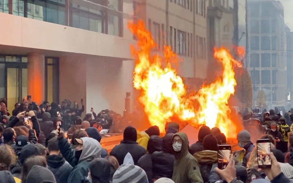 επεισόδια-από-αρνητές-και-στις-βρυξέλ-561596728