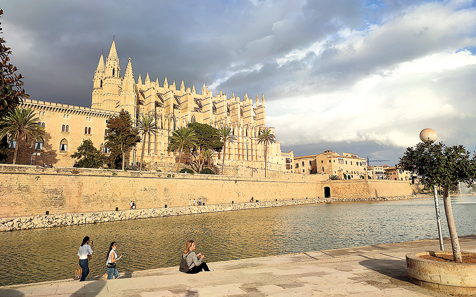 ένα-πλοίο-μπάταρε-έξω-από-τη-μαγιόρκα-561578503