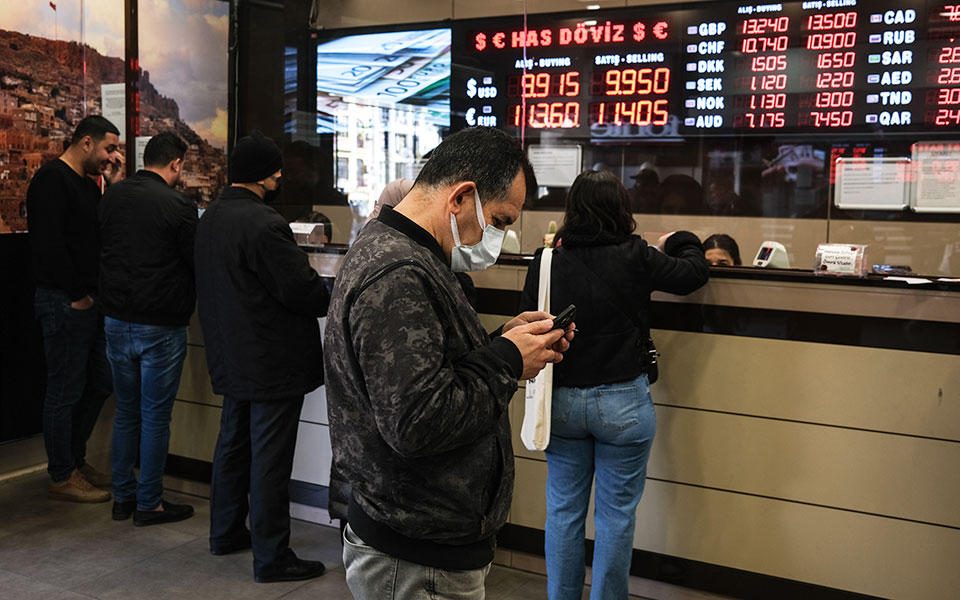 βυθίζεται-η-τουρκική-λίρα-561582985