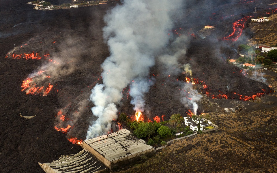 Ηφαίστειο Λα Πάλμα: Δύο μήνες συνεχών εκρήξεων, 5.100 σεισμοί, ζημιές 700 εκατ. ευρώ (εικόνες)-1